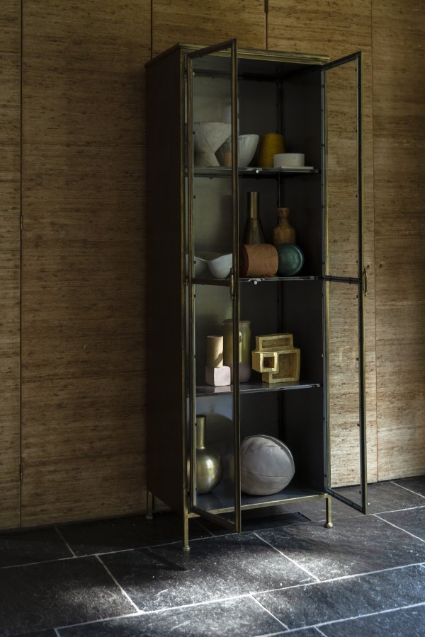 DUTCHBONE Gertlush vitrineskab, m. 2 glaslger og hylder - guld strygejern