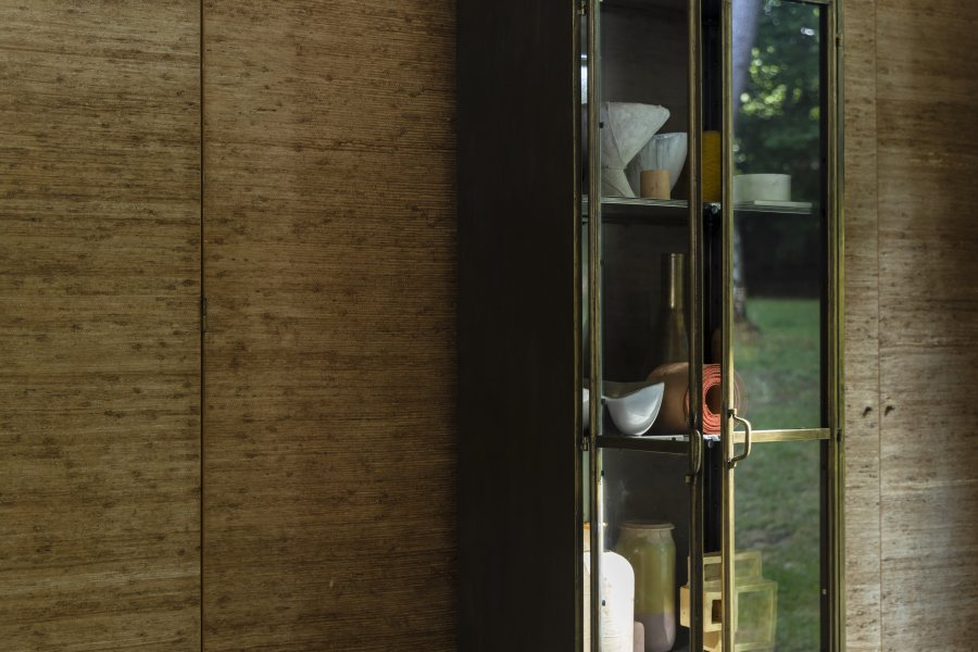 DUTCHBONE Gertlush vitrineskab, m. 2 glaslger og hylder - guld strygejern