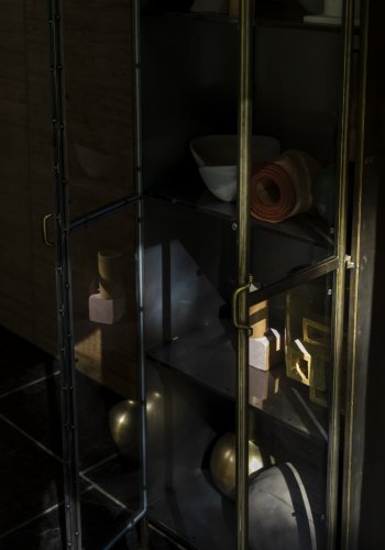 DUTCHBONE Gertlush vitrineskab, m. 2 glaslger og hylder - guld strygejern