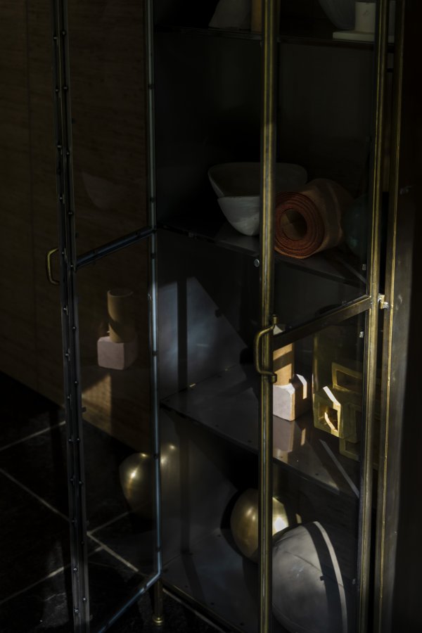 DUTCHBONE Gertlush vitrineskab, m. 2 glaslger og hylder - guld strygejern