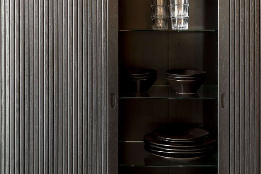 ZUIVER Barbier skab, m. 2 skydelger - sort egefinér og gummitr