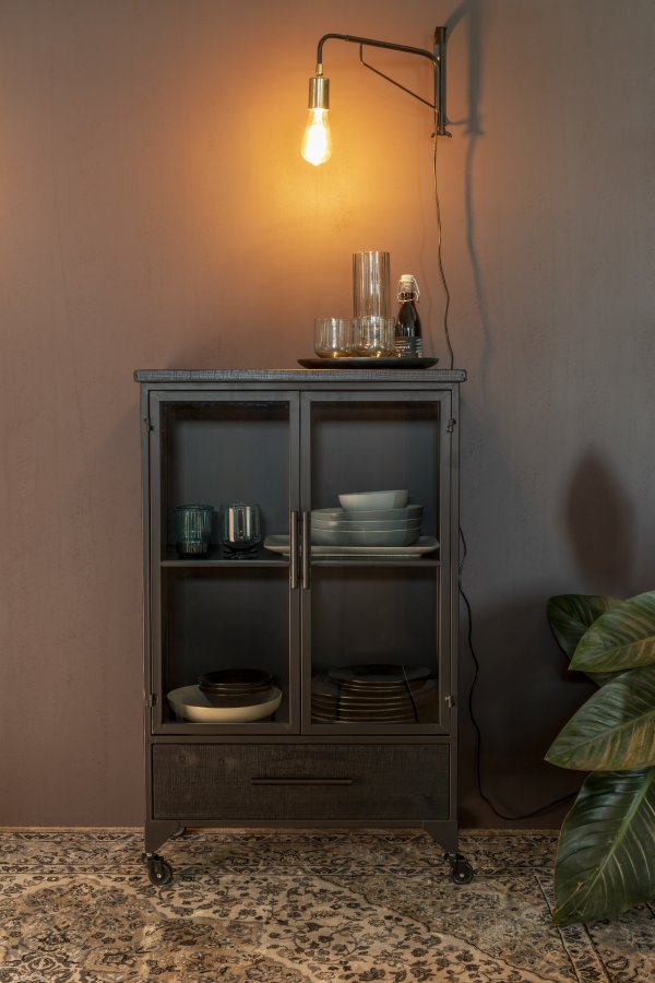 WHITE LABEL LIVING Ferre M skab, m. 2 glaslger, 1 hylde, 1 skuffe, hjul - sort granfinér og jern