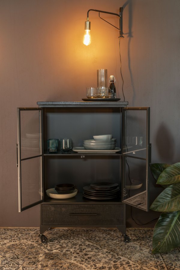 WHITE LABEL LIVING Ferre M skab, m. 2 glaslger, 1 hylde, 1 skuffe, hjul - sort granfinér og jern