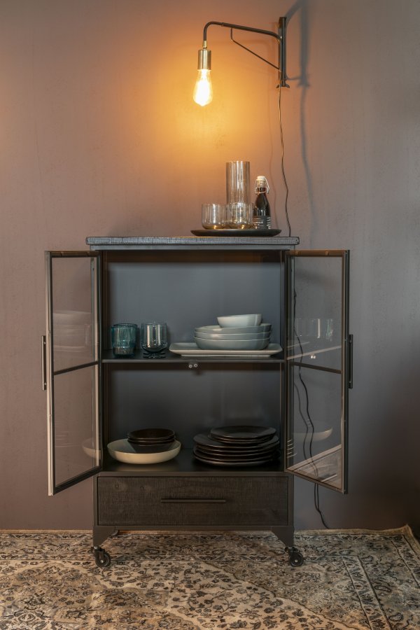 WHITE LABEL LIVING Ferre M skab, m. 2 glaslger, 1 hylde, 1 skuffe, hjul - sort granfinér og jern