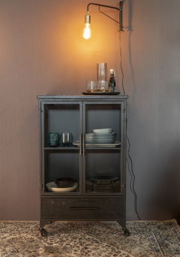 WHITE LABEL LIVING Ferre M skab, m. 2 glaslger, 1 hylde, 1 skuffe, hjul - sort granfinér og jern