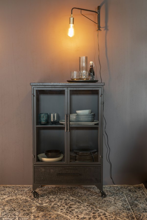 WHITE LABEL LIVING Ferre M skab, m. 2 glaslger, 1 hylde, 1 skuffe, hjul - sort granfinér og jern