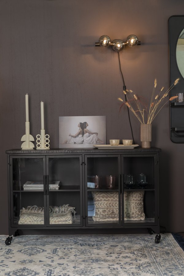 WHITE LABEL LIVING Ferre Lav skab, m. 4 glaslger, hylder, hjul - sort granfinér og jern