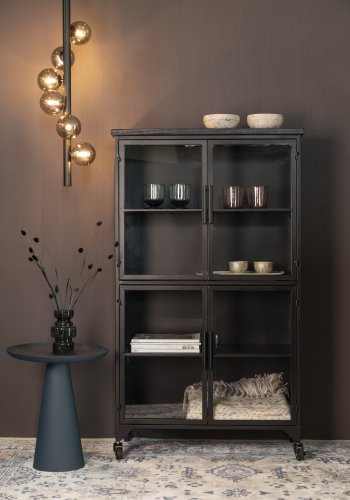 WHITE LABEL LIVING Ferre L skab, m. 4 glaslger, hylder, hjul - sort granfinér og jern