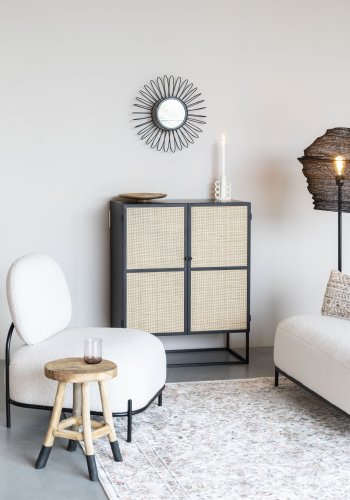 WHITE LABEL LIVING Guuji Low skab, m. 2 lger, hylde - rattan og sort jern