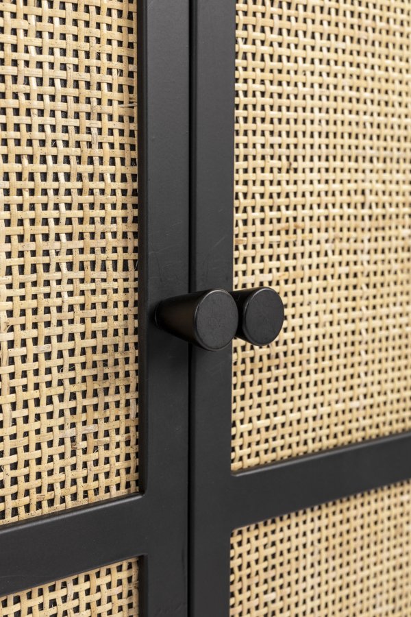 WHITE LABEL LIVING Guuji Hj skab, m. 2 lger og 2 hylder - rattan og sort jern