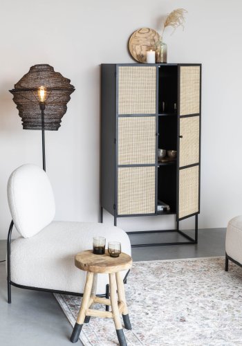 WHITE LABEL LIVING Guuji Hj skab, m. 2 lger og 2 hylder - rattan og sort jern