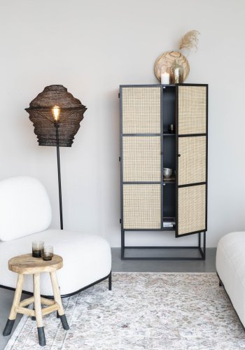 WHITE LABEL LIVING Guuji Hj skab, m. 2 lger og 2 hylder - rattan og sort jern