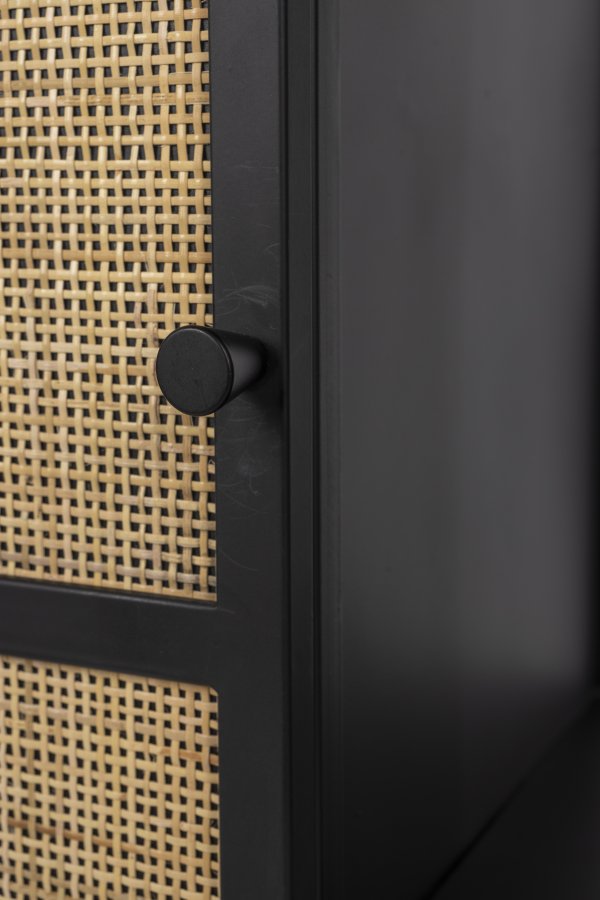 WHITE LABEL LIVING Guuji Low vinskab, m. 1 lge og hylder - rattan og sort jern