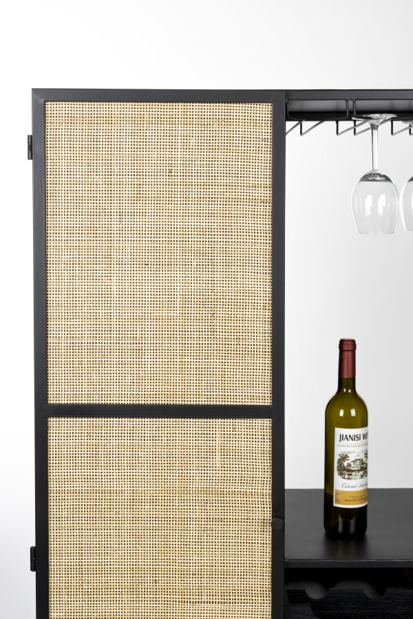 WHITE LABEL LIVING Guuji Hj vinskab, m. 1 lge og hylder - rattan og sort jern