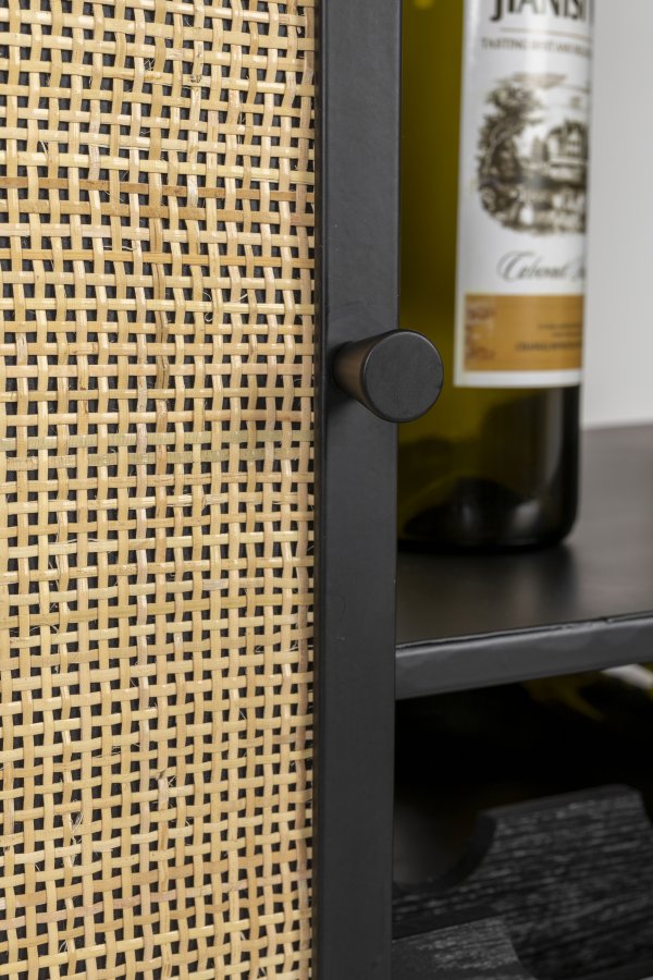 WHITE LABEL LIVING Guuji Hj vinskab, m. 1 lge og hylder - rattan og sort jern