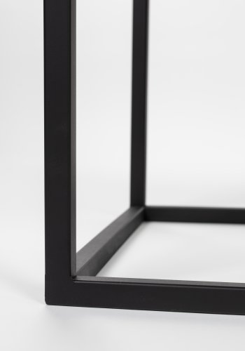 WHITE LABEL LIVING Guuji Hj vinskab, m. 1 lge og hylder - rattan og sort jern