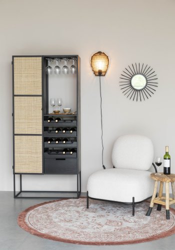 WHITE LABEL LIVING Guuji Hj vinskab, m. 1 lge og hylder - rattan og sort jern