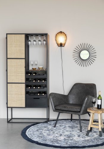 WHITE LABEL LIVING Guuji Hj vinskab, m. 1 lge og hylder - rattan og sort jern