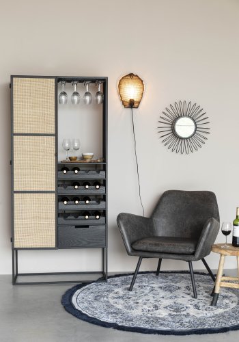 WHITE LABEL LIVING Guuji Hj vinskab, m. 1 lge og hylder - rattan og sort jern