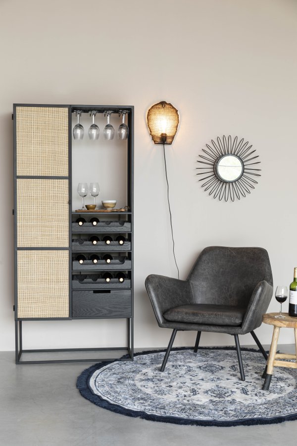 WHITE LABEL LIVING Guuji Hj vinskab, m. 1 lge og hylder - rattan og sort jern