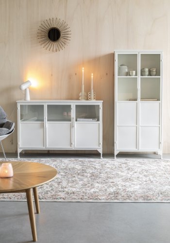 WHITE LABEL LIVING Miya Low vitrineskab, m. 3 lger og hylder - glas og hvid jern