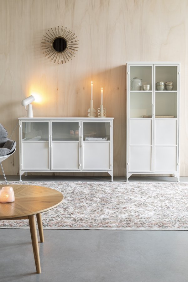 WHITE LABEL LIVING Miya Low vitrineskab, m. 3 lger og hylder - glas og hvid jern