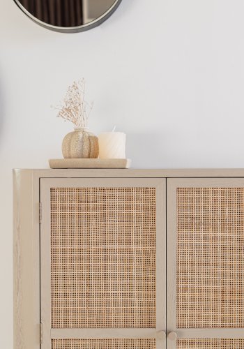 WHITE LABEL LIVING Amaya Lav skab, m. 2 lger og hylder - rattan og beige stl