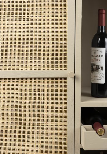 WHITE LABEL LIVING Amaya Low vinskab, m. 1 lge og hylder - rattan og beige stl