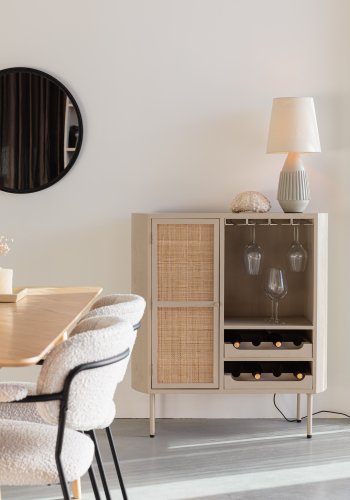 WHITE LABEL LIVING Amaya Low vinskab, m. 1 lge og hylder - rattan og beige stl