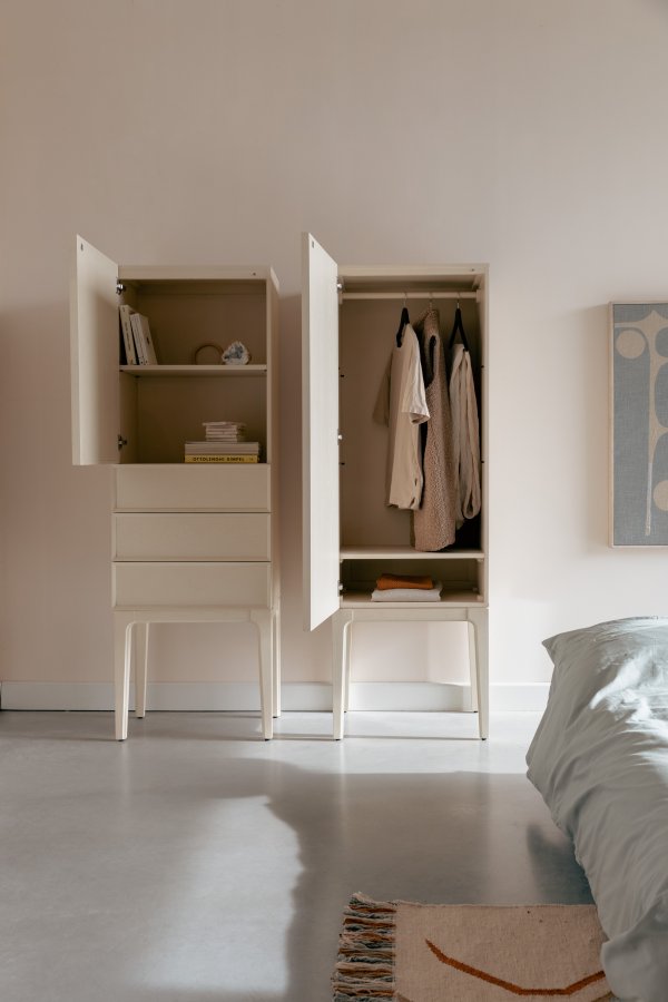 ZUIVER June skab, m. 1 mesh lge, 1 hylde og 3 skuffer - beige metal og tr