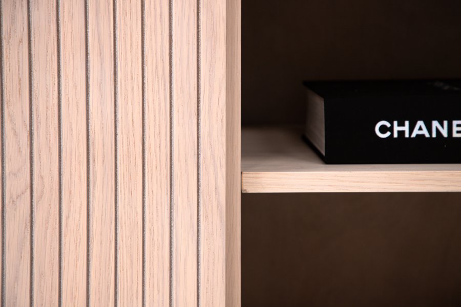 VIND COLLECTION Björkön sknk, m. 3 lger og 2 hylder - hvidkalket finér og sort stl (150x42)