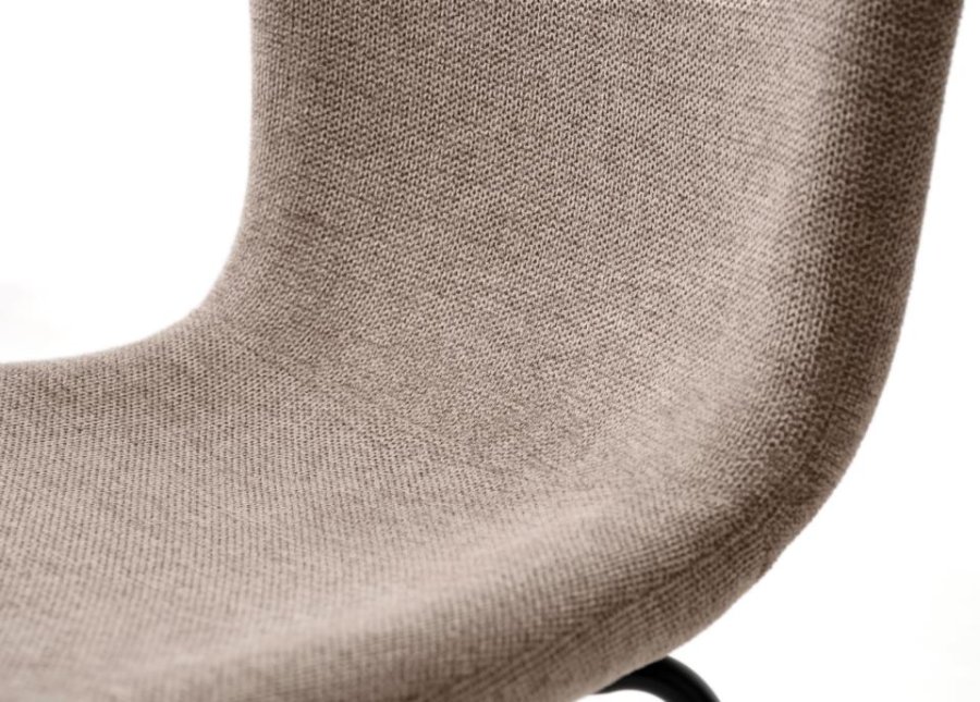 Delta spisebordsstol - sand stof og sorte ben