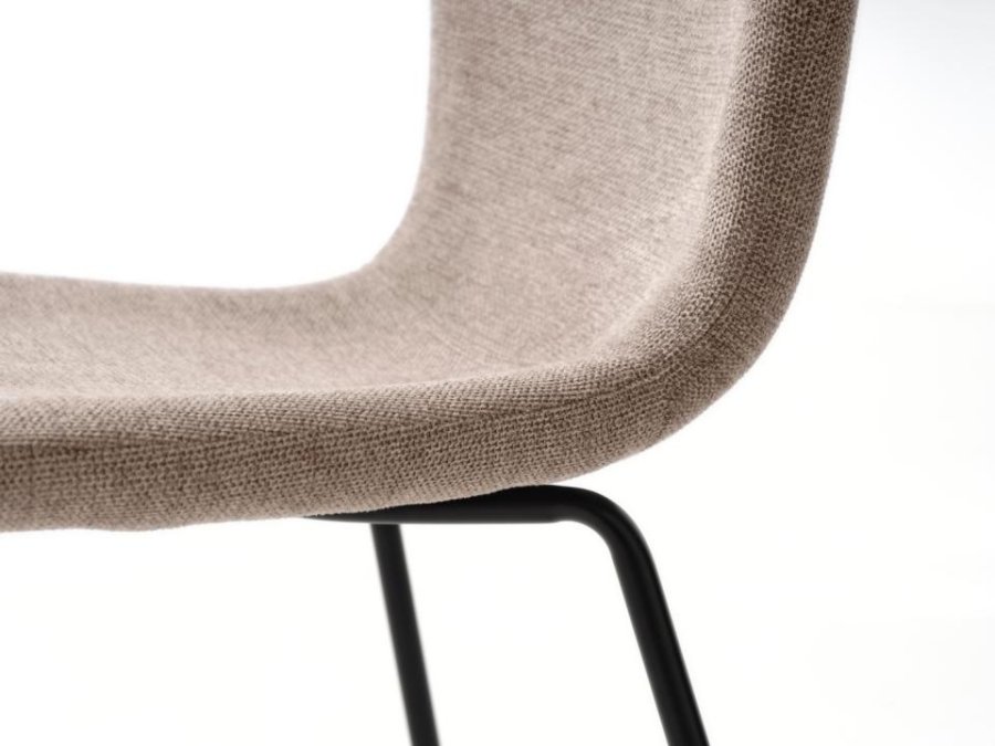 Delta spisebordsstol - sand stof og sorte ben