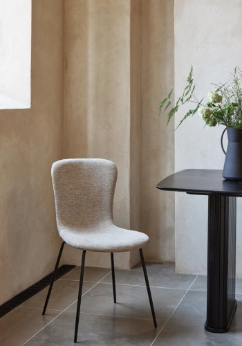 Delta spisebordsstol - sand stof og sorte ben