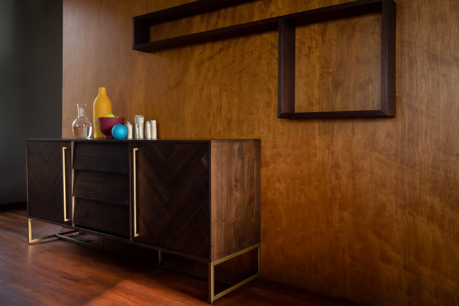 DUTCHBONE Klasse sknk, Hj, m. 2 lger, 2 hylder og 3 skuffer - brun sildeben tr og guld stl