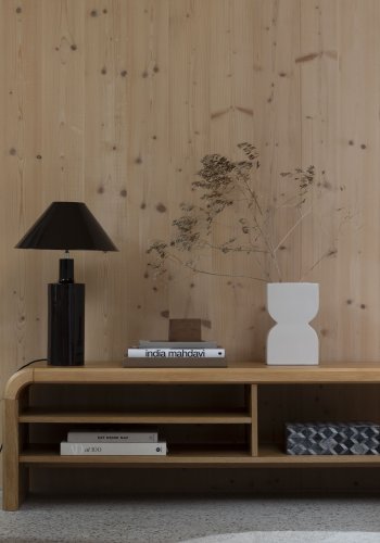 ZUIVER Brave sknk, m. hylder - brun egetrsfinér