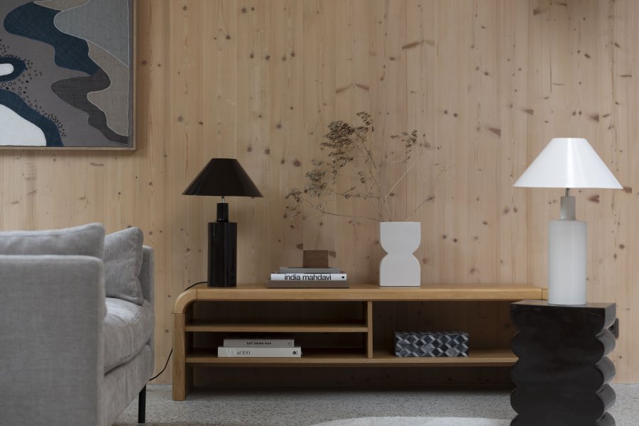 ZUIVER Brave sknk, m. hylder - brun egetrsfinér