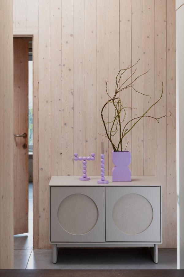 ZUIVER Twin sknk, m. 2 lger og 2 hylder - gr stof og akacietr