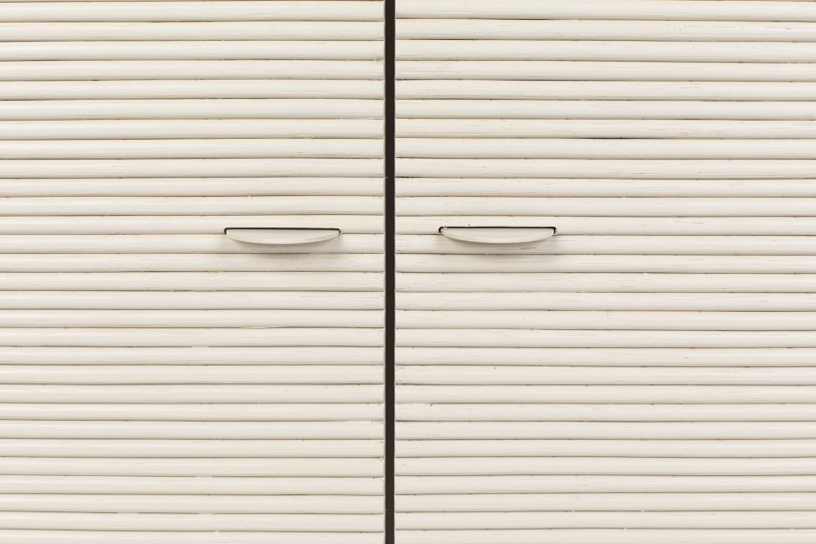 ZUIVER Morning sknk, m. 2 lger og 2 hylder - gr rattan/MDF/akacietr