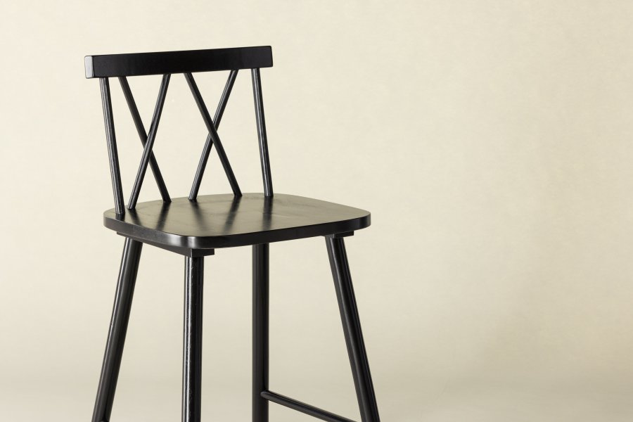 VIND KOLLEKTION Mollöström barstol, m. rygln og fodsttte - sort gummitr