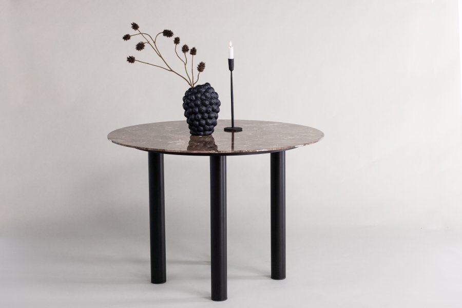 VIND COLLECTION Havstone spisebord, rund - glas med brunt marmormnster og sort metal (106)