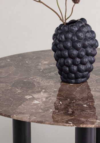 VIND COLLECTION Havstone spisebord, rund - glas med brunt marmormnster og sort metal (106)