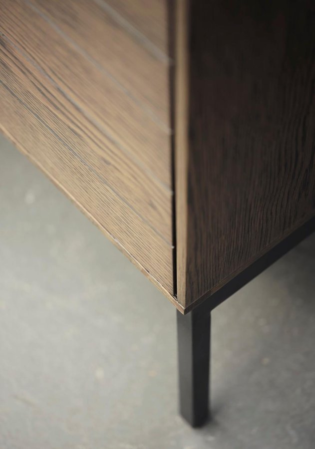 Modica skab, m. 2 lger og hylder - rgfarvet egefinér og sort metal