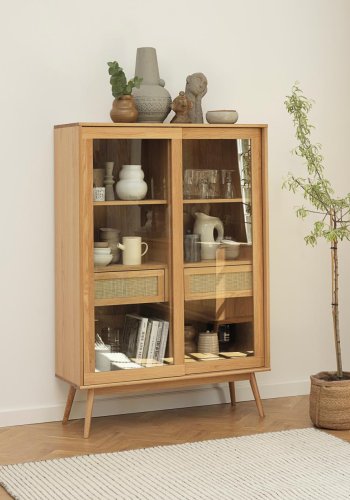 Barrali vitrineskab, m. 2 glaslger og 2 skuffer - natur rattan og egetr (H:160)