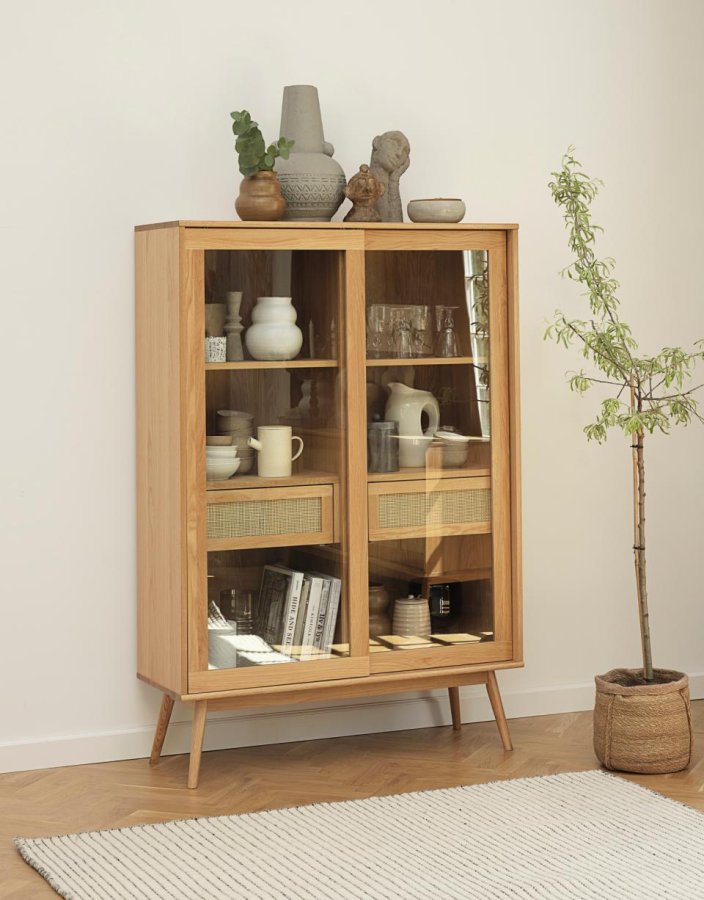 Barrali vitrineskab, m. 2 glaslger og 2 skuffer - natur rattan og egetr (H:160)