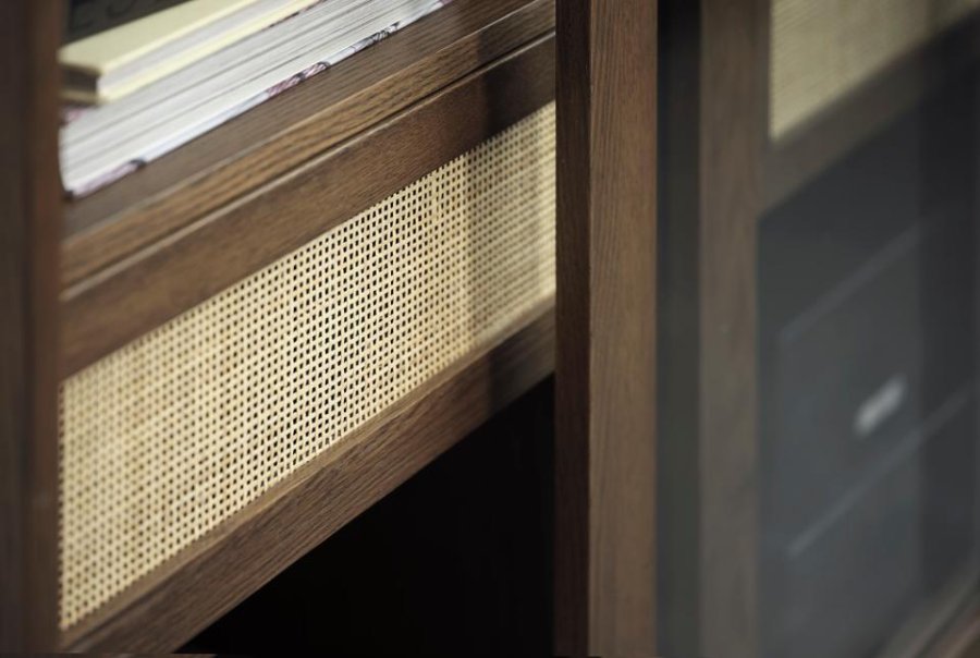 Barrali vitrineskab, m. 2 glaslger og 2 skuffer - rattan og rgfarvet egetr (H:160)