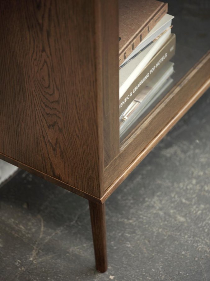 Barrali vitrineskab, m. 2 glaslger og 2 skuffer - rattan og rgfarvet egetr (H:160)