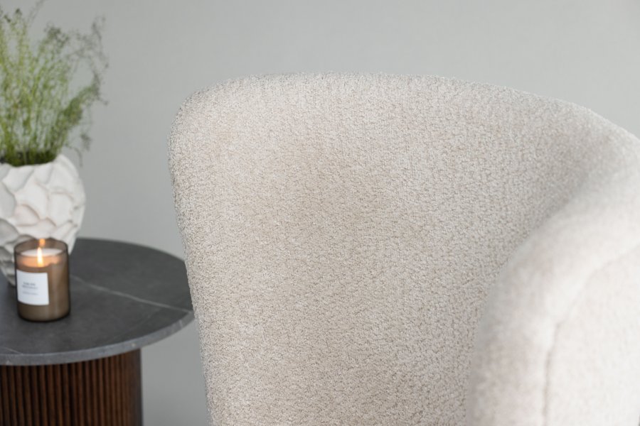 VIND COLLECTION Hällsö lnestol - beige bouclé stof og valnddefarvet stl