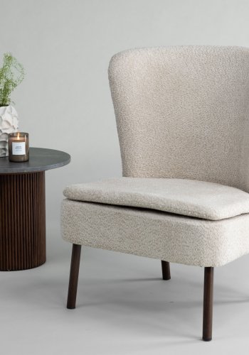 VIND COLLECTION Hällsö lnestol - beige bouclé stof og valnddefarvet stl