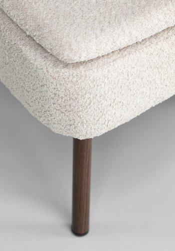 VIND COLLECTION Hällsö lnestol - beige bouclé stof og valnddefarvet stl